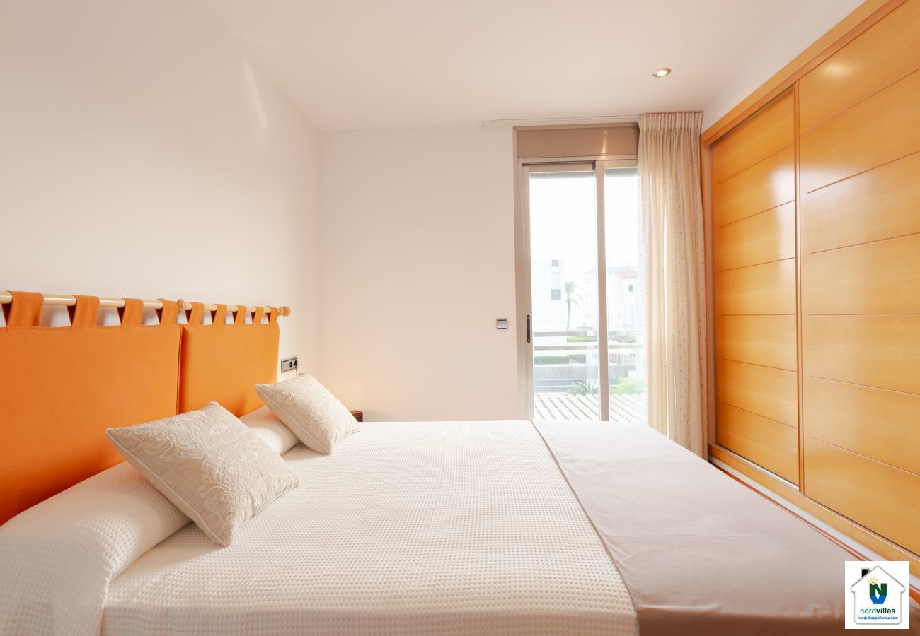 Hauptschlafzimmer im obersten Stock der Wohnung mit Terrasse Hauptschlafzimmer mit Doppelbett und Einbauschrank