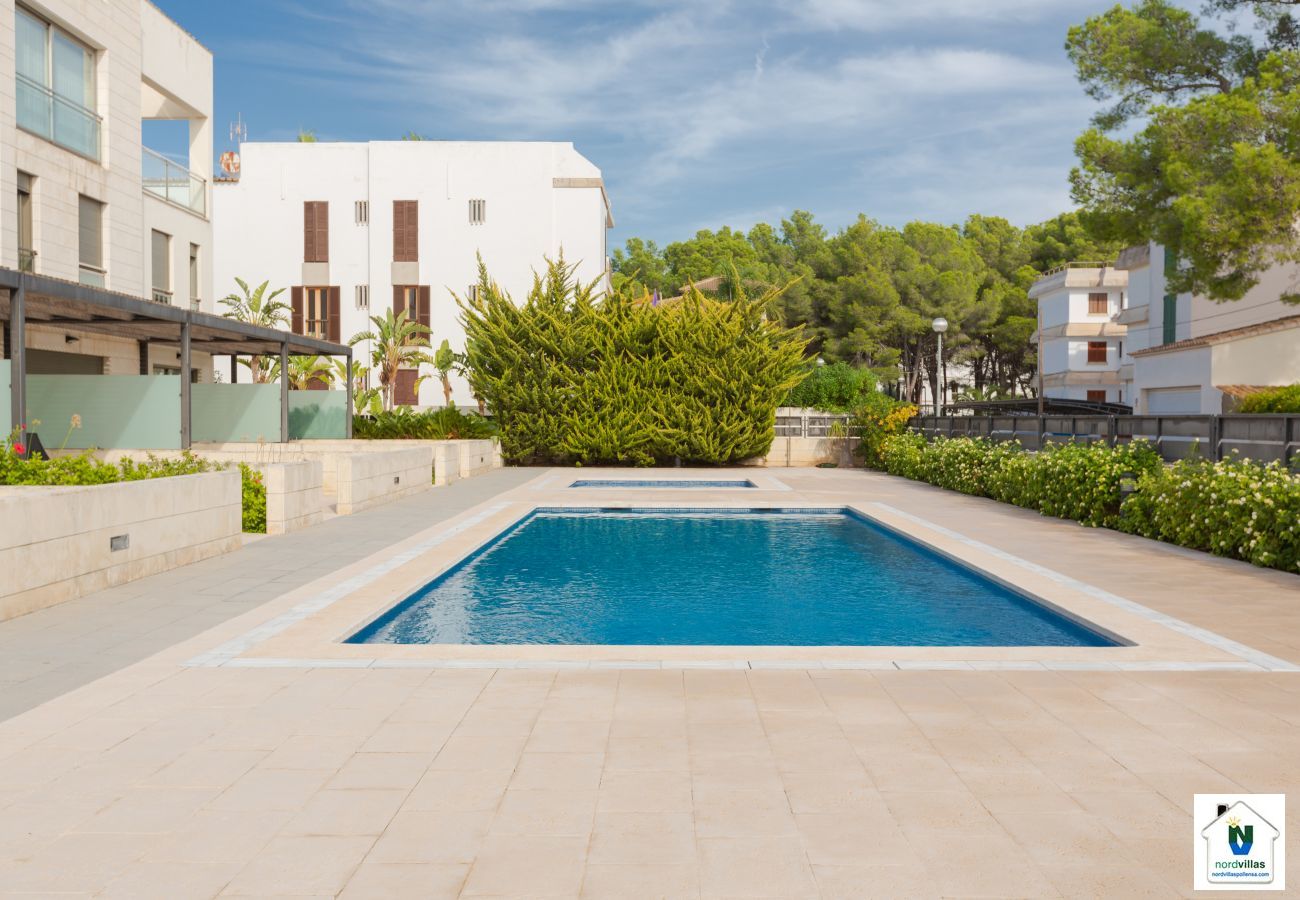 Gemeinschaftspool und Fassade von La Nau Gemeinschaftlicher Gemeinschaftspool