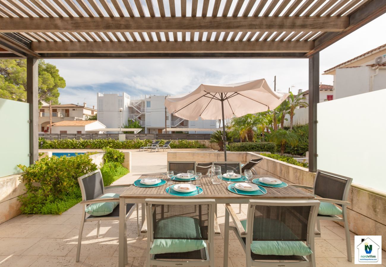 Terrasse mit Tisch für 6 Personen mit Blick auf den Pool Tisch für sechs Personen im Duplex La Nau B