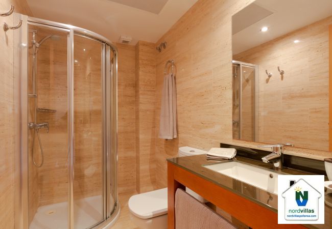 Cuarto de baño completo con plato de ducha en el Dúplex B Baño con un lavado, ducha y wc