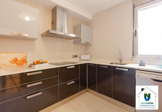Cocina completa con lavavajillas en el apartamento Duplex La Nau B Cocina luminosa con vitrocerámica, lavavajillas, ...