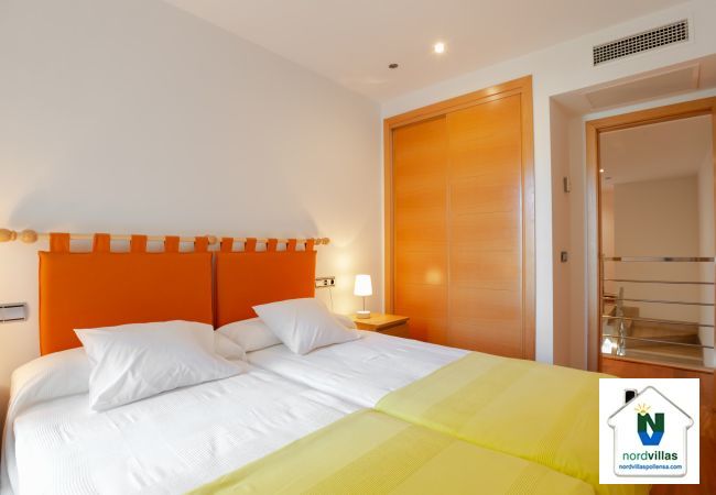 Habitación con armario empotrado y dos camas individuales juntas Dormitorio doble en planta superior