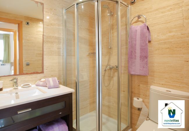 Baño con ducha en la planta baja del duplex B Baño con ducha en el apartamento duplex B