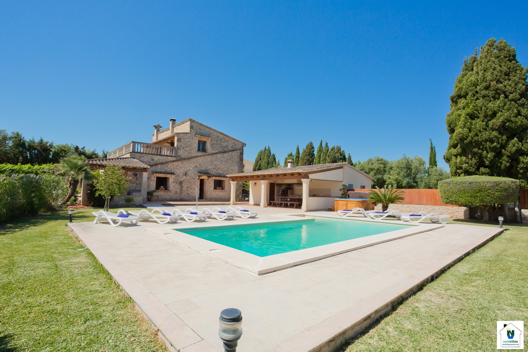 Fachada, piscina y jacuzzi