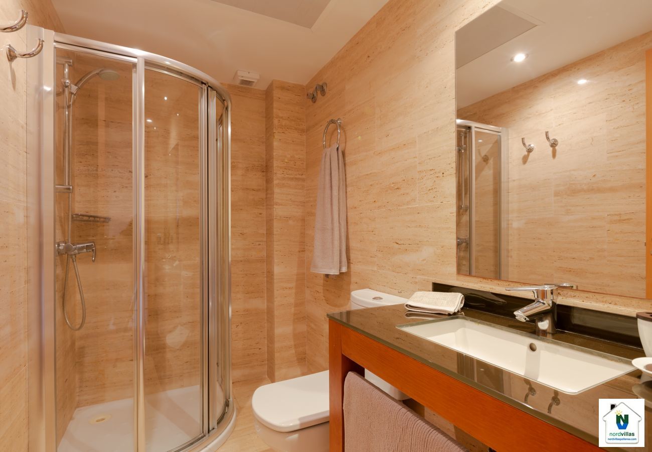 Cuarto de baño completo con plato de ducha en el Dúplex B Baño con un lavado, ducha y wc