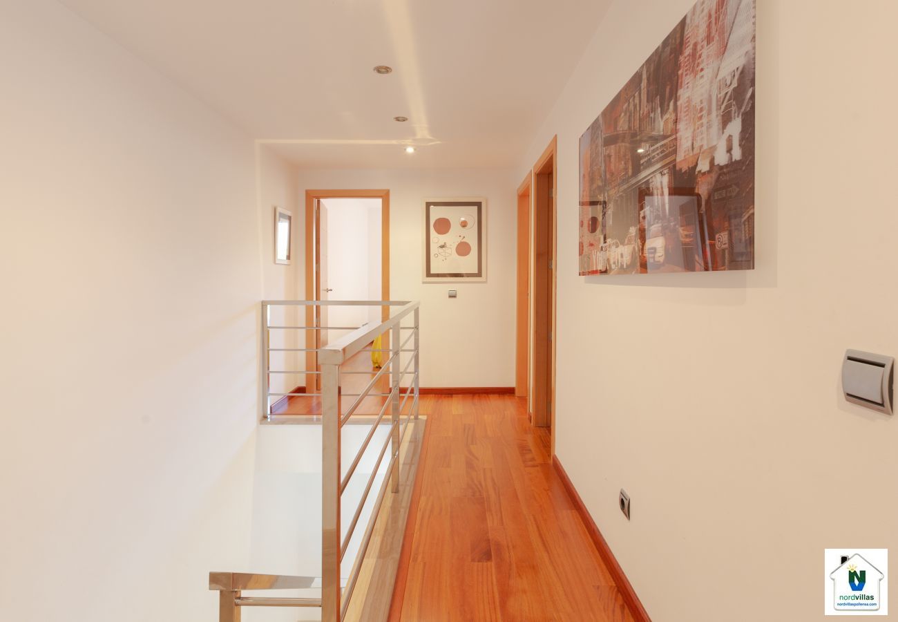 Pasillo en la primera planta con acceso a las habitaciones Pasillo con acceso a las habitaciones en la planta superior