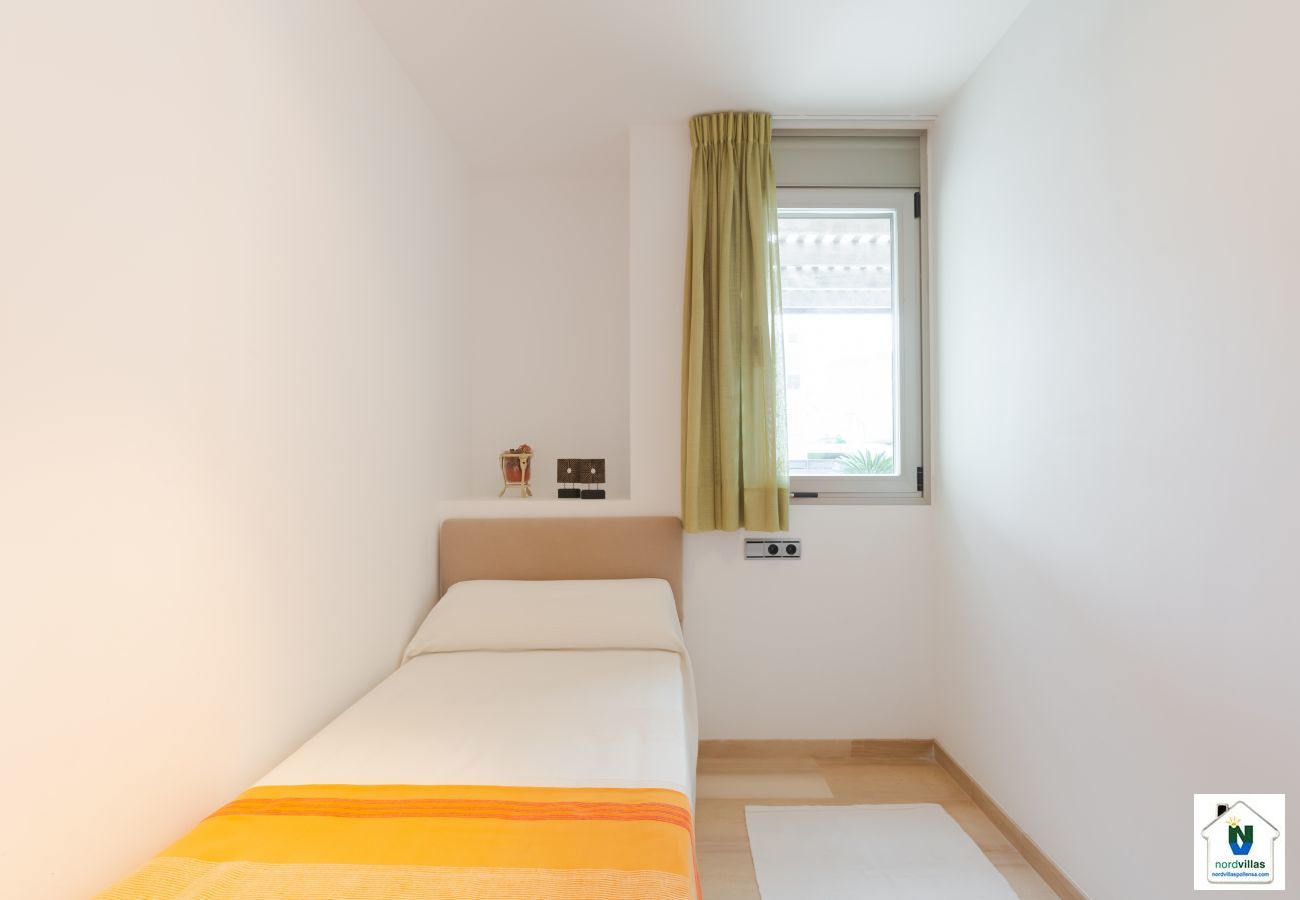 Habitación con una cama individual en la planta baja Dormitorio individual en la planta baja del apartamento