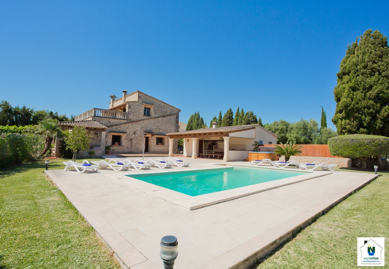 Fachada, piscina y jacuzzi