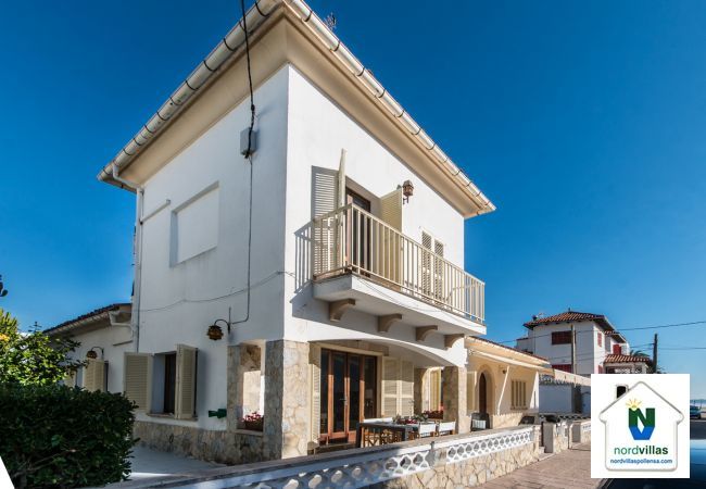 Villa Hibiscus just 50 meters from the beach of Puerto Pollensa Facade Villa