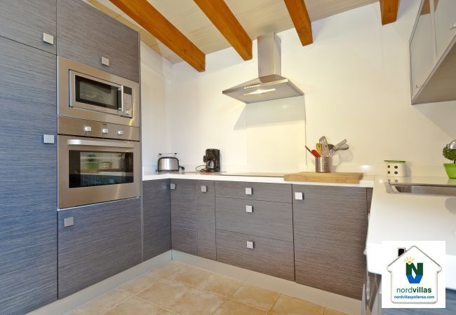 Kitchen with fridge, oven, microwave, ceramic hob ... Equipped kitchen for your stay