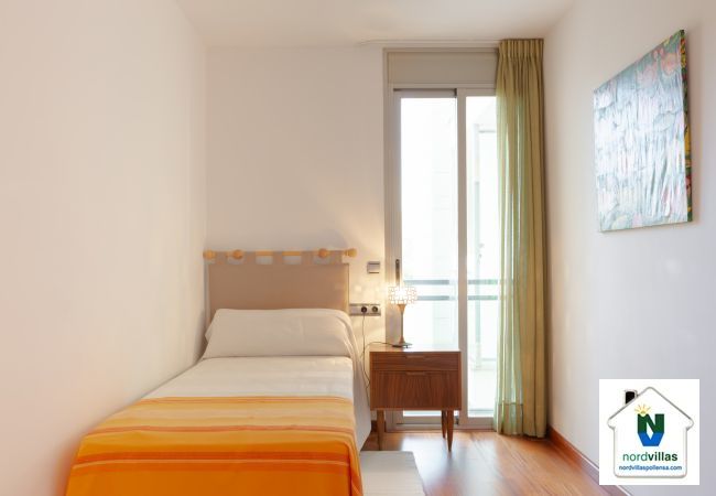 Single room with access to the terrace of the apartment Bedroom with terrace on the top floor of the duplex