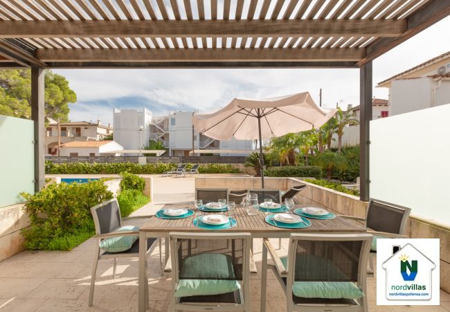 Terrace with table for 6 people overlooking the pool Table for six at the Duplex La Nau B
