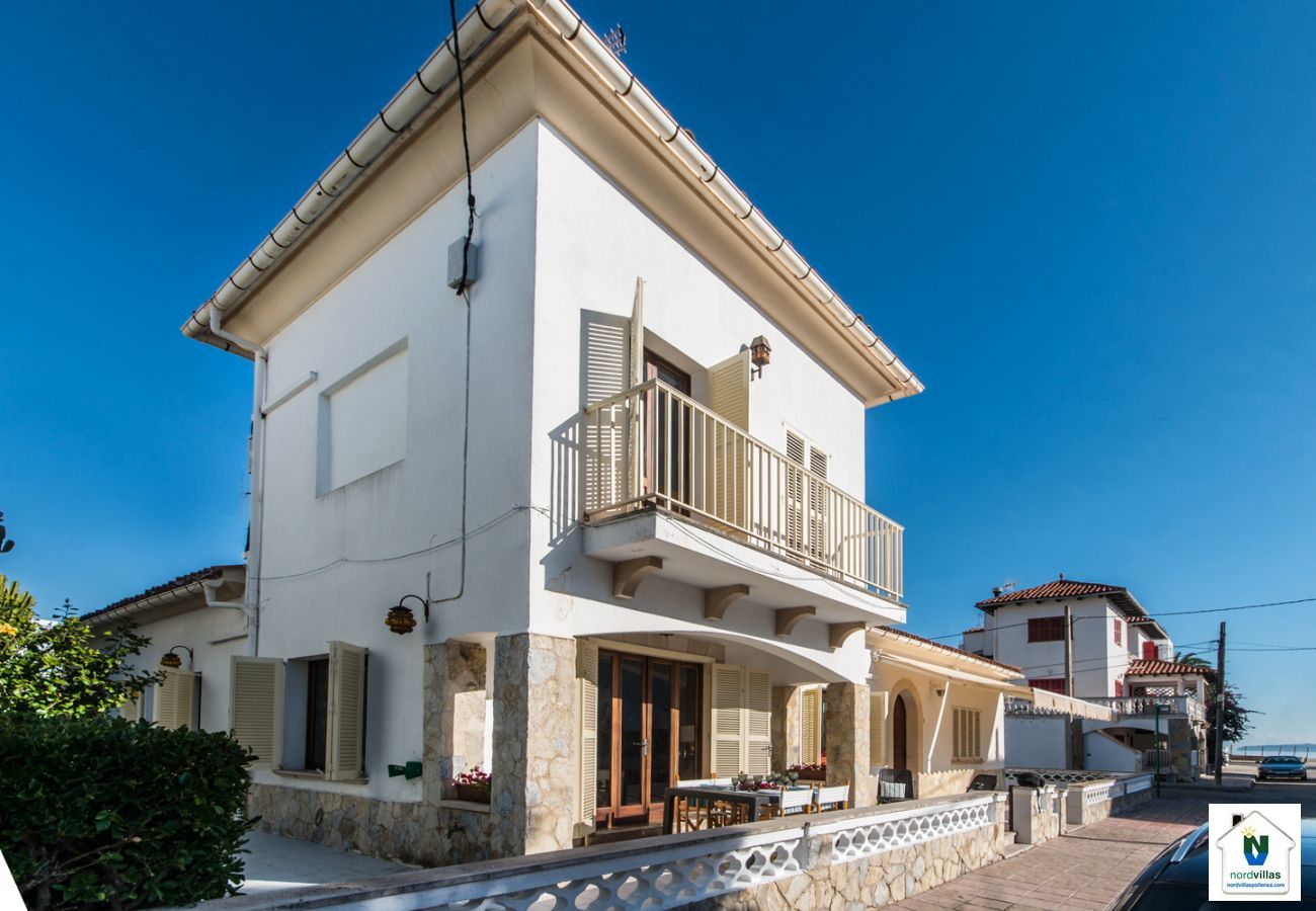 Villa Hibiscus just 50 meters from the beach of Puerto Pollensa Facade Villa
