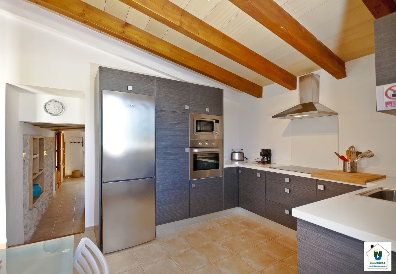 Equipped kitchen and dining table Equipped kitchen and dining table