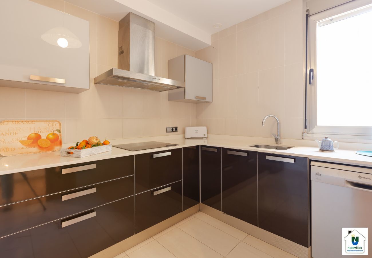 Full kitchen with dishwasher in the Duplex La Nau B apartment Bright kitchen with ceramic hob, dishwasher, ...
