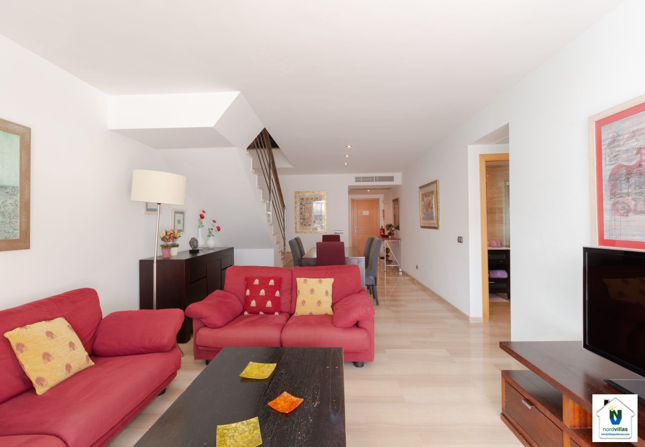 Dining room of Duplex La Nau B with satellite TV ASTRA Living room with television with satellite channels